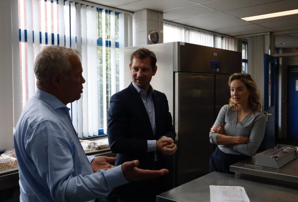 Van Links naar rechts  Roy Damoiseaux wethouder Jeffery Keus Manon Westra 1024x694 - Persbericht: Werkbezoek Wethouder Keus aan Van Leeuwen Catering