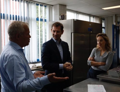 Van Links naar rechts  Roy Damoiseaux wethouder Jeffery Keus Manon Westra 500x383 - Op VMBO On Stage vinden ondernemers de vakman (m/v) van de toekomst